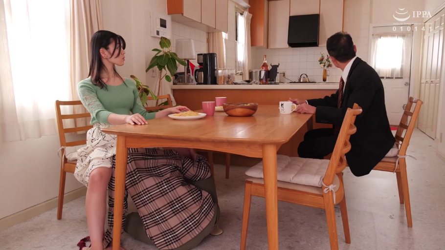 隐忍 · 餐厅 · 杯子 · 口交 · 桌面视角 · 桌下男子穿格子衬衫 · 秘密互动