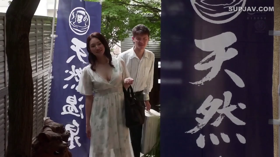手提包 · 微笑 · 白色碎花连衣裙 · 户外光线 · 女性上半身 · 温泉旅馆门口
