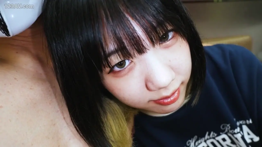 室内 · 脸部特写 · 眼神直视 · 赤裸上身 · 深蓝色印花卫衣