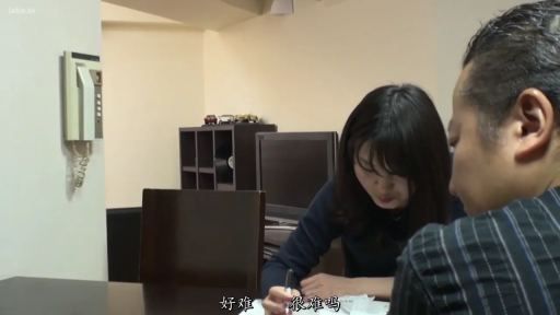 室内 · 坐姿 · 专注 · 中景 · 休闲装 · 两人 · 书写 · 纸笔