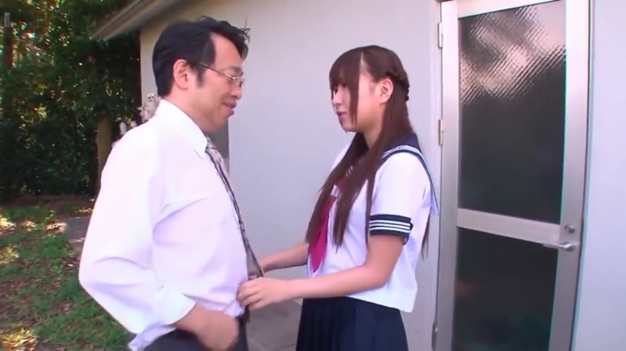 领带 · 深色百褶裙 · 校外 · 光线明亮 · 两人上半身特写 · 男方带着微笑
