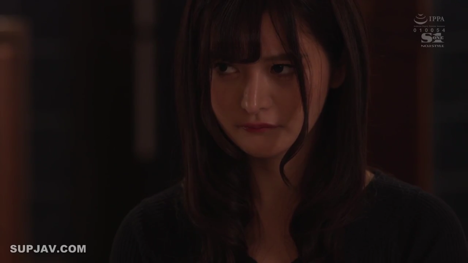 室内 · 面部特写 · 凝视 · 长发 · 正面 · 黑色毛衣 · 不悦