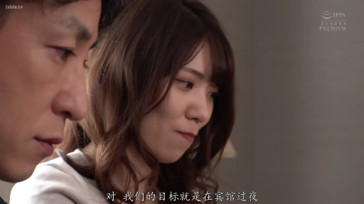 室内 · 坐姿 · 交谈 · 微笑 · 面部特写 · 中文字幕 · 休闲服