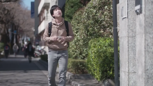 寻觅 · 纸条 · 室外街道 · 路边建筑 · 浅棕色卫衣