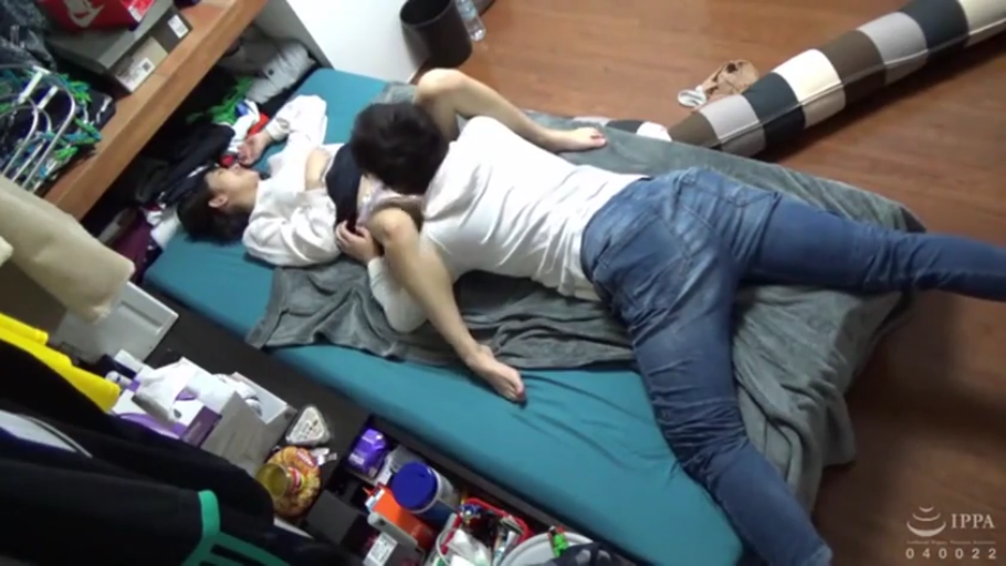 卧室 · 愉悦 · 中景 · 牛仔裤 · 床垫 · 抚摸 · 躺卧