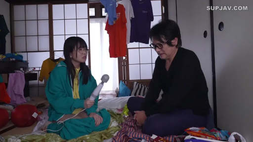 专注 · 榻榻米房间 · 按摩棒 · 绿色运动套装 · 房间凌乱 · 两人面部特写