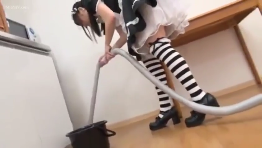 房间 · 黑白条纹过膝袜 · 侧身特写 · 吸尘器管