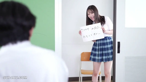 室内 · 站立 · 学生制服 · 剧情 · 远景 · 笑容 · 提示板 · 拿牌子