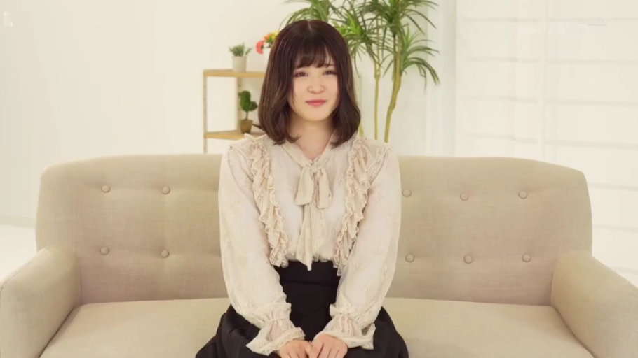 坐姿 · 沙发 · 微笑 · 客厅 · 注视 · 上半身 · 短发 · 荷叶边衬衫