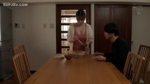 站立 · 自然 · 居家 · 餐厅 · 餐具 · 低胸背心 · 盛饭