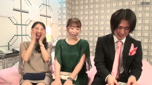 大笑 · 酒店房间 · 女士晚礼服 · 人物半身像 · 中间女子绿色蕾丝连体裙