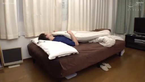 卧室 · 平静 · 被子 · 远景 · 躺卧 · 休息 · 蓝色上衣