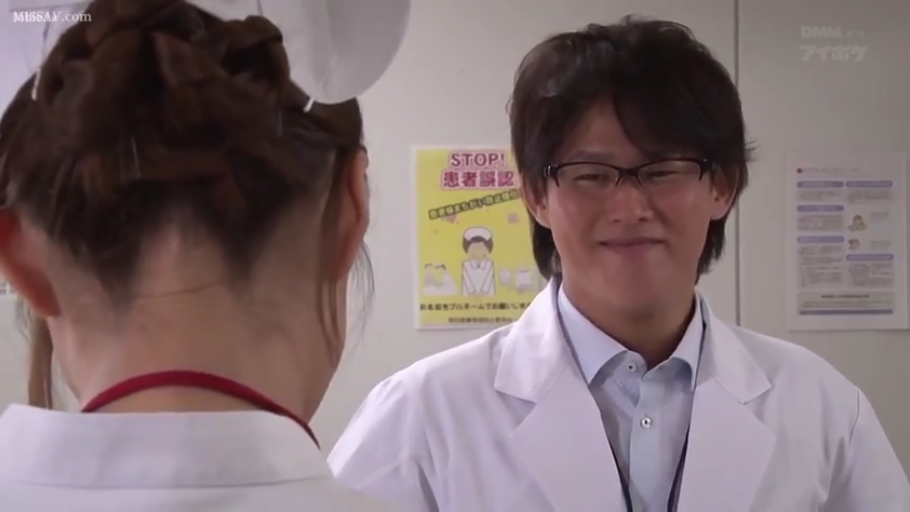 交谈 · 医院 · 护士服 · 听诊器 · 微笑 · 近景 · 面对面