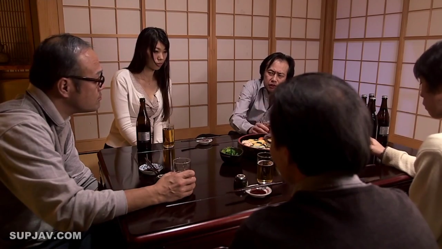 坐姿 · 严肃 · 和室 · 全景 · 针织衫 · 熟女 · 聚餐 · 啤酒