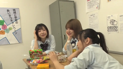 坐姿 · 教室 · 微笑 · 聊天 · JK制服 · 三人 · 零食