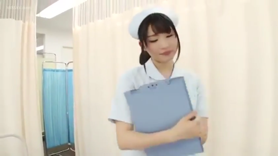 白色护士服 · 病房 · 上半身特写 · 职业微笑 · 护士帽
