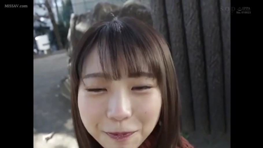 温柔 · 户外 · 深色上衣 · 女性面部特写