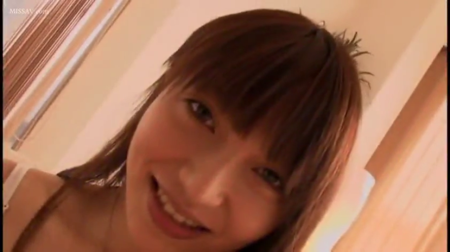 室内 · 脸部特写 · 温柔 · 白色吊带背心 · 自然光线