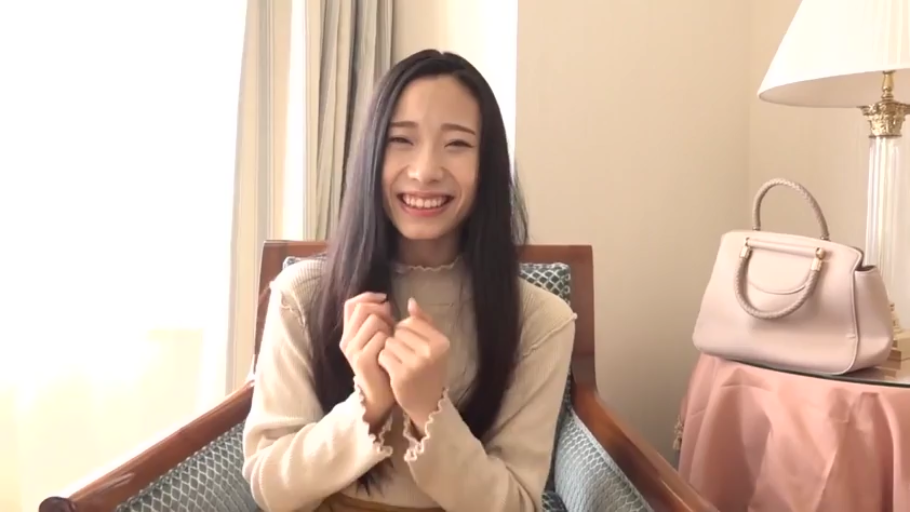 室内 · 坐姿 · 面对镜头 · 手提包 · 半身 · 笑容 · 长发亚洲女性 · 浅色荷叶边毛衣