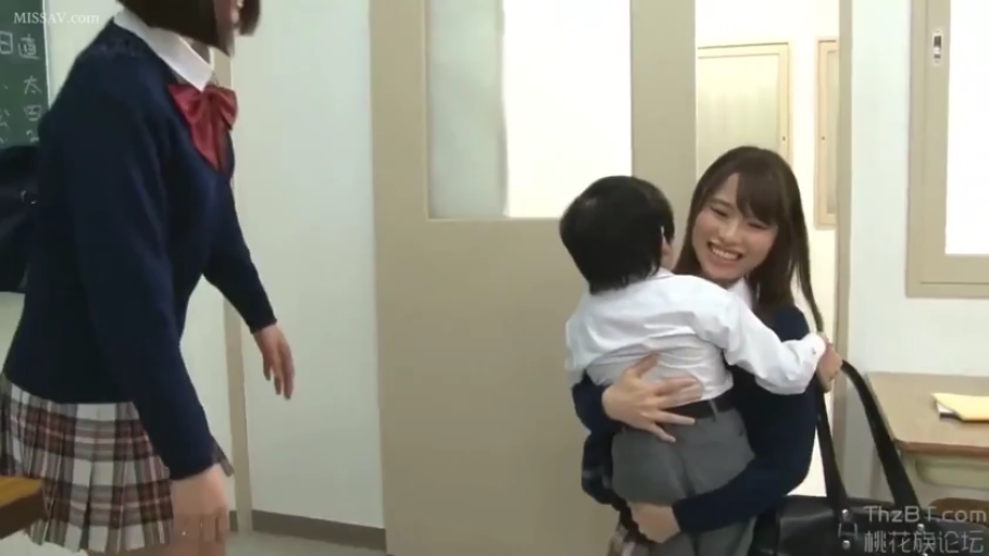 教室 · 微笑 · 深蓝色针织衫 · 人物上半身