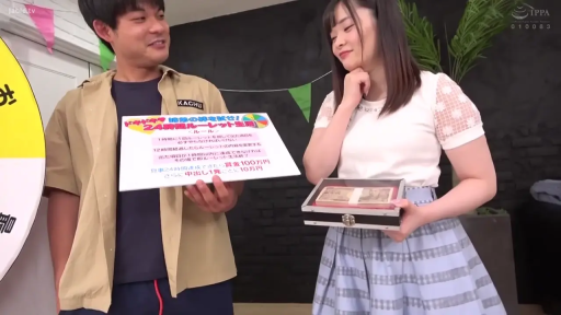 室内 · 站立 · 展示 · 中景 · 微笑 · 休闲服饰 · 现金 · 日本