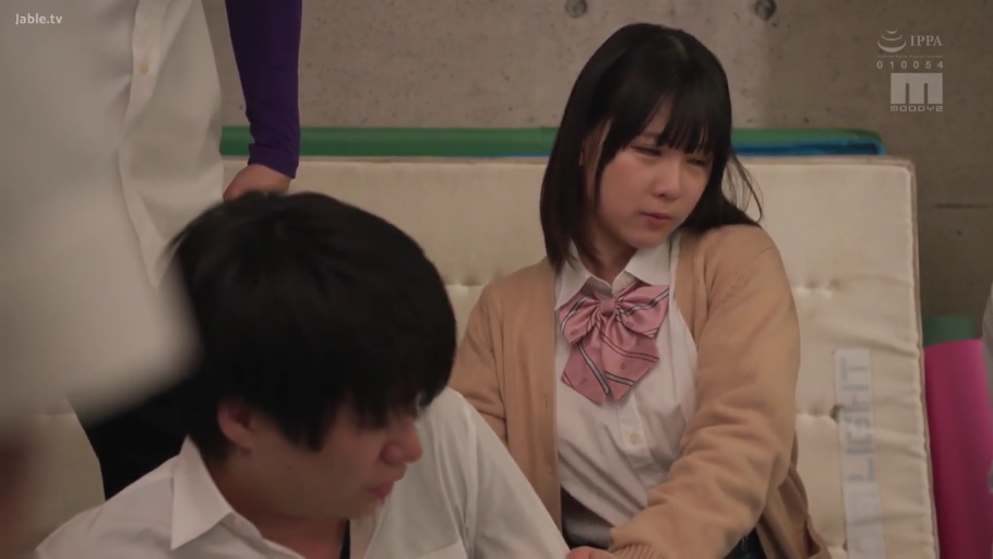 室内 · 略显无奈 · 驼色针织开衫 · 女学生面部特写