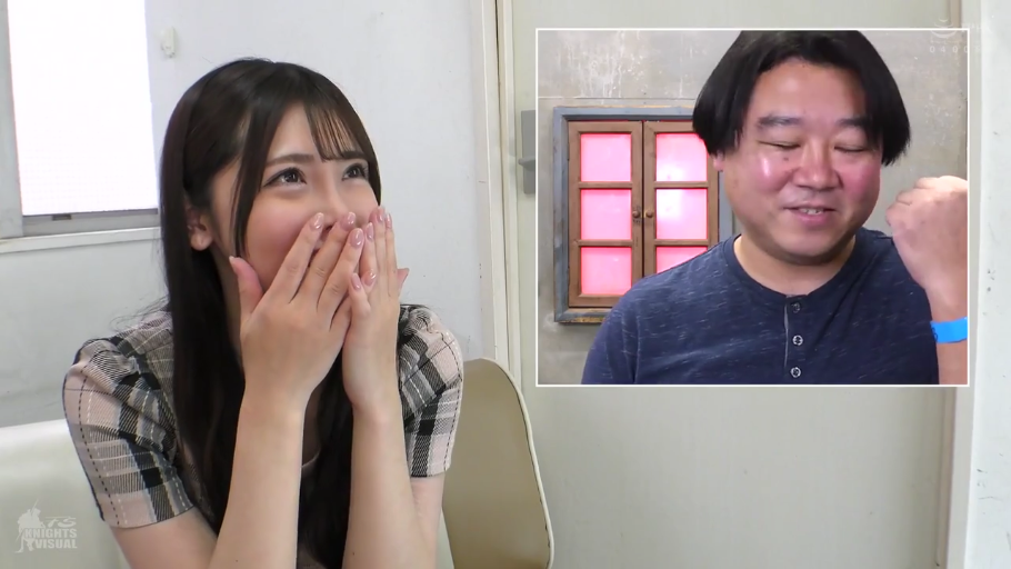 室内 · 坐姿 · 中景 · 笑容 · 捂脸 · 格纹裙 · 真人