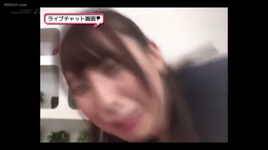 室内 · 脸部特写 · 面对镜头 · 模糊 · 深色上衣 · 前倾 · 网络直播