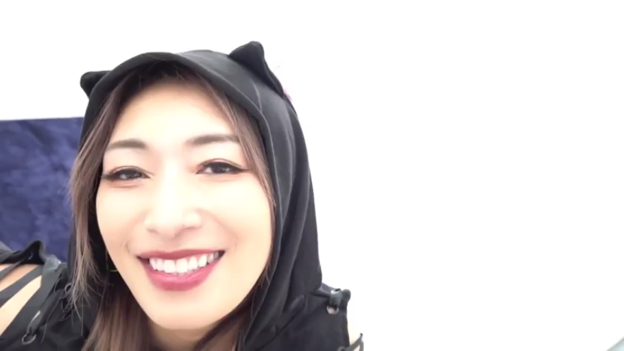 室内 · 面部特写 · 灿烂微笑 · 自拍视角 · 黑色猫耳头套 · 猫耳帽子