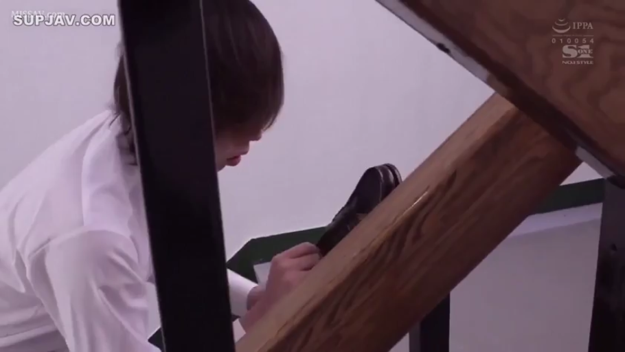 俯身 · 专注 · 白衬衫 · 楼梯间 · 侧脸 · 闻鞋