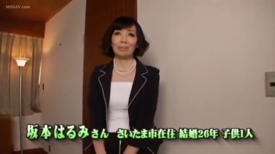 卧室或酒店 · 微笑 · 面部特写 · 白色抹胸内搭 · 带有日语字幕信息