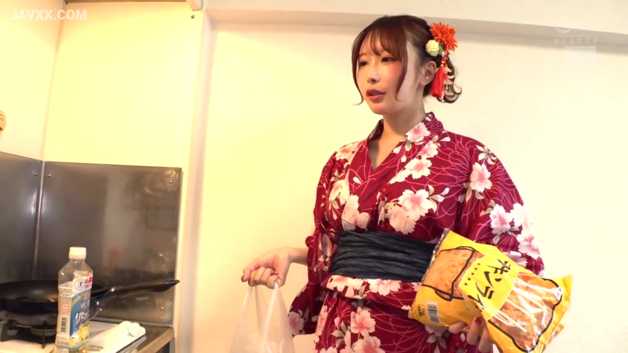 交谈中 · 上半身特写 · 厨房 · 红色印花浴衣 · 浴衣配饰