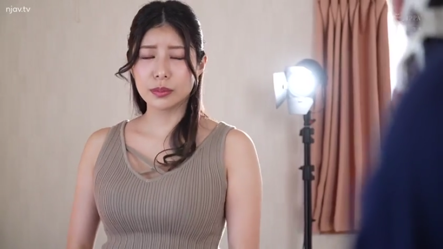摄影棚 · 隐忍 · 女性面部特写 · 摄影灯 · 卡其色针织无袖背心