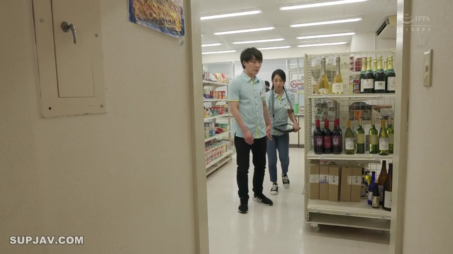 便利店仓库 · 平静 · 平板 · 便利店工作衬衫