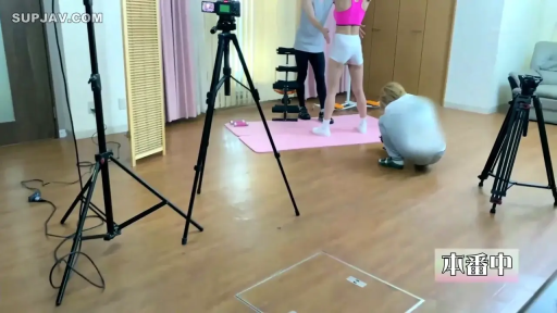 片场 · 站立 · 全景 · 短裤 · 瑜伽垫 · 幕后 · 拍摄中