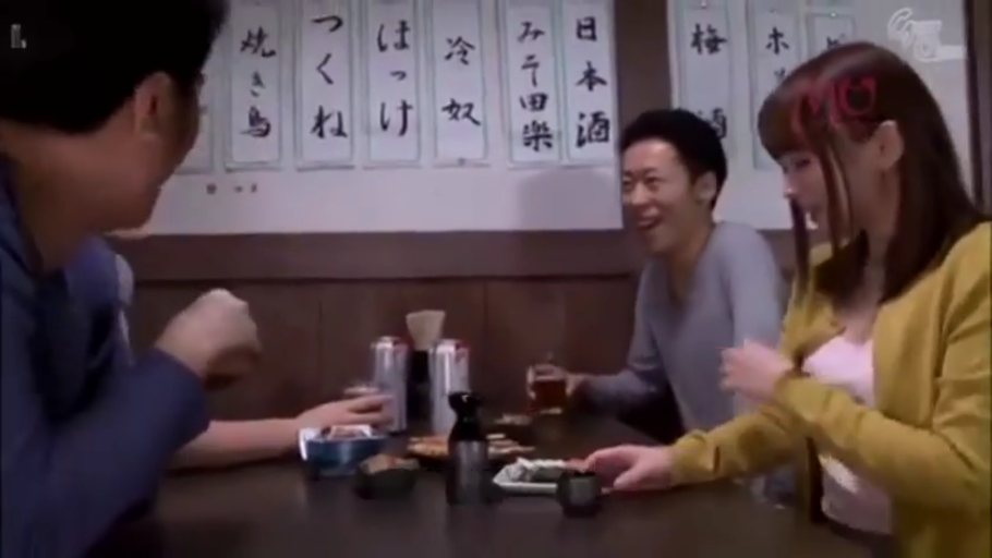 坐姿 · 中景 · 多人 · 休闲服 · 居酒屋 · 愉快 · 酒水餐具 · 饮酒谈笑