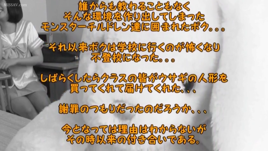 教室 · 叙述中 · 白色水手服校服 · 黑白画质 · 女生半身近景 · 巨型兔子布偶