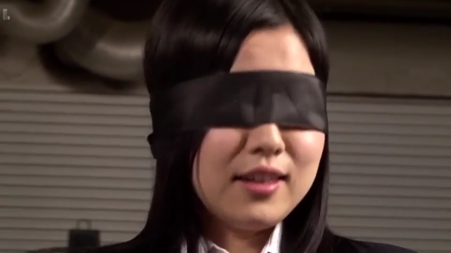 室内 · 面部特写 · 眼罩 · 表情茫然 · 白色衬衫领
