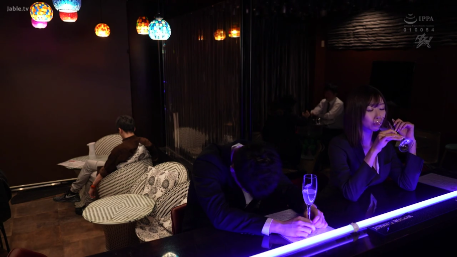 酒杯 · 酒吧 · 沉思 · 深色西装外套 · 女性面部特写 · 酒吧灯光