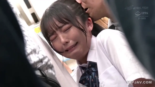 泪流满面 · 密闭空间 · 白色学生制服衬衫 · 周围环境杂乱 · 男人凑近耳朵