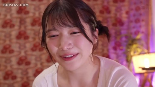 室内 · 脸部特写 · 微笑 · 白色上衣 · 对视 · 亚洲女性 · 正面坐姿