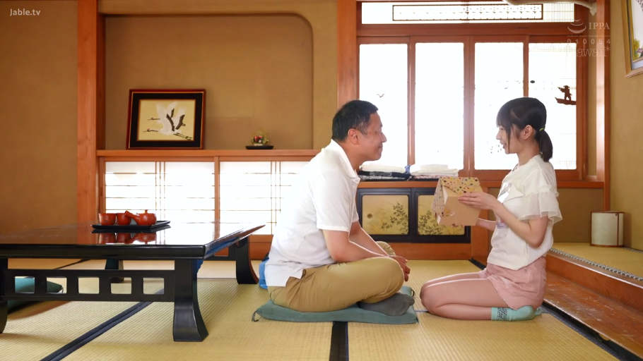 交谈 · 礼物盒 · 榻榻米 · 和室 · 女人穿白色短袖上衣和粉色短裙