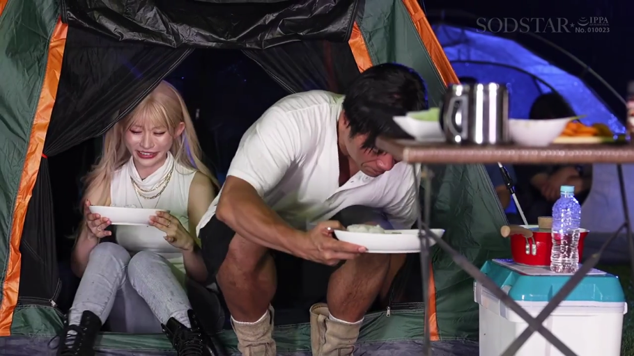 坐姿 · 中景 · 微笑 · 进食 · 白色无袖上衣 · 餐具 · 帐篷 · 户外露营