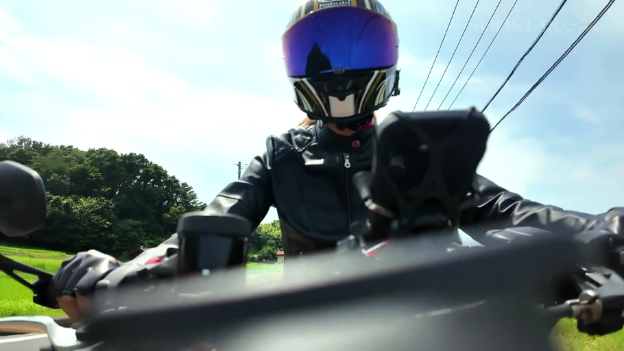 机车手套 · 机车手套 · 室外道路 · 头部头盔特写 · 佩戴头盔看不清表情 · 蓝紫色反光镜片
