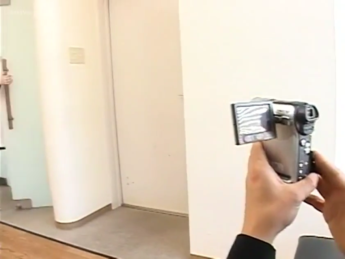 走廊 · 摄像机 · 黑色长袖 · 手持摄像机特写