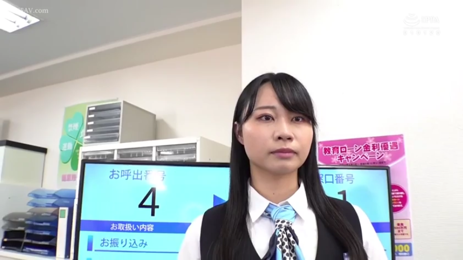 平静 · 银行柜台 · 蓝色波点丝巾 · 顔のクローズアップ · 办公制服 · 背景有叫号信息