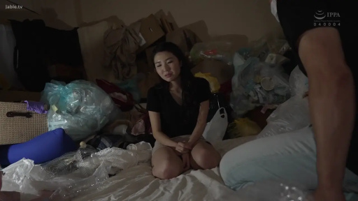 黑色短袖上衣 · 有些无奈 · 垃圾房 · 女子上半身 · 环境极其脏乱 · 大量垃圾袋