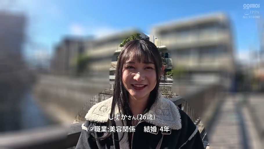 脸部特写 · 微笑 · 户外 · 文字标签 · 带毛领外套