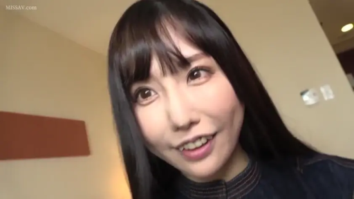 眼睛特写 · 注视 · ホテルルーム · 深色牛仔面料上衣