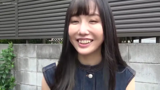 上半身特写 · 露齿笑 · 围墙边 · 无袖深色牛仔材质上衣